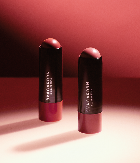 Fard Stick: il gesto glamour che illumina i trend make-up del momento